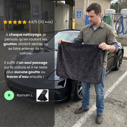 Témoignage client avec note 4,8/5 sur 112 avis, homme tenant la serviette Velko Fiber devant sa voiture dans une station de lavage