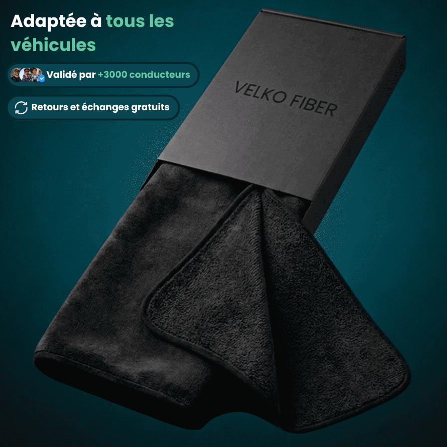 Serviette microfibre Velko Fiber noire sortant de son coffret d'emballage, sur fond bleu pétrole foncé
